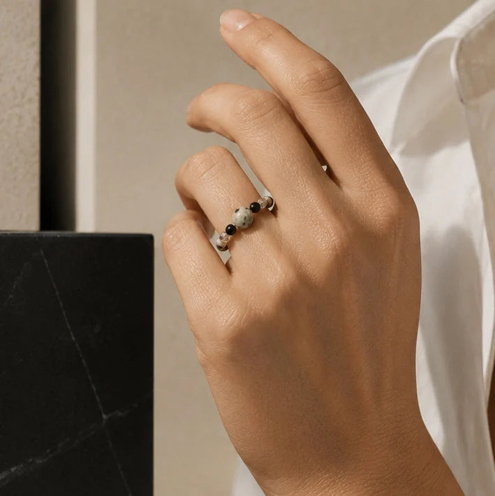Bague jaspe dalmatien ALÉNA® portée au doigt