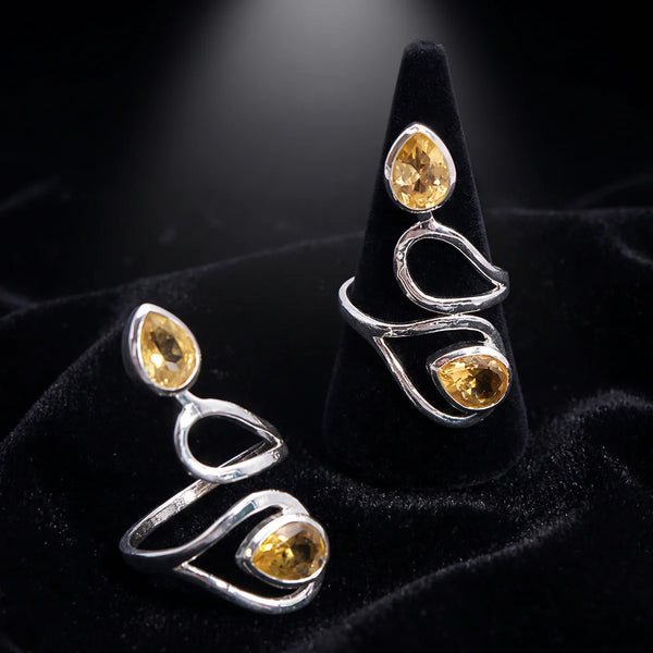 Bague pierre jaune en citrine facettée et argent 925, deux gouttes sur velours noir