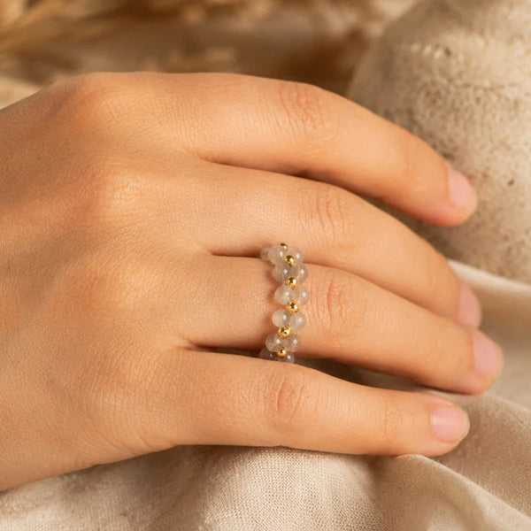 Bague labradorite femme MIRÉA® portée au doigt
