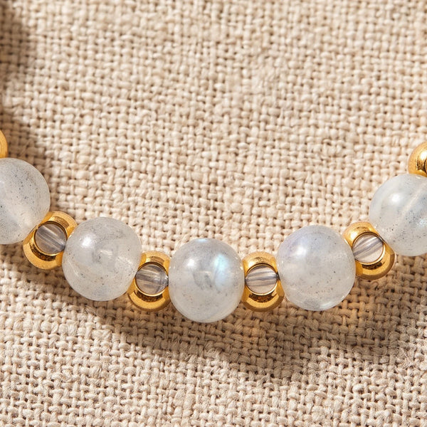 Gros plan sur les perles de labradorite de la bague élastique MIRÉA®