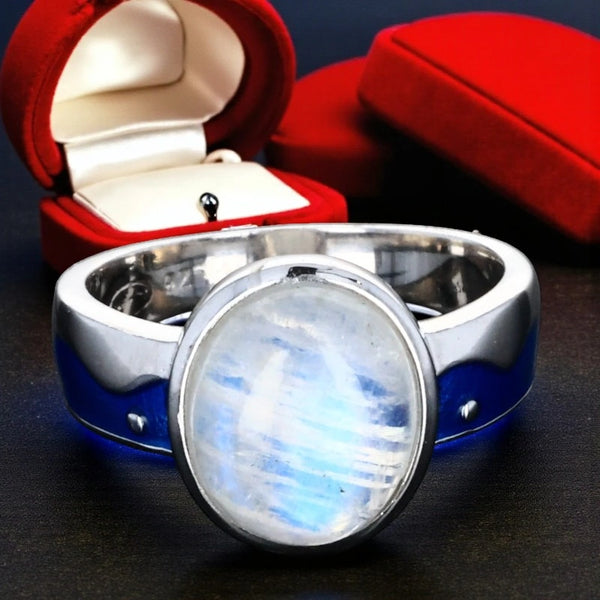 Gros plan bague Pierre de Lune (Liseré Azur) cabochon ovale et argent 925