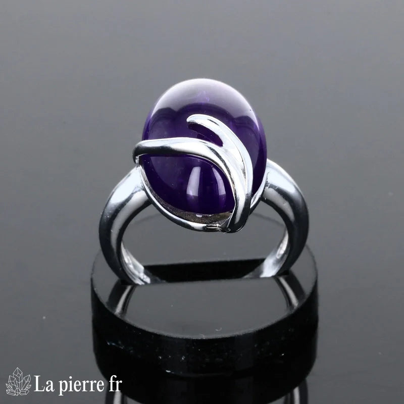 Bague minimaliste pour femme en argent rhodié avec pierre naturelle améthyste ovale mesurant 13x18mm.
