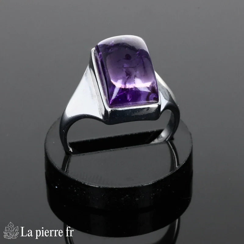 Bague chevalière classique pour femme en argent avec pierre naturelle améthyste rectangulaire de grande taille.
