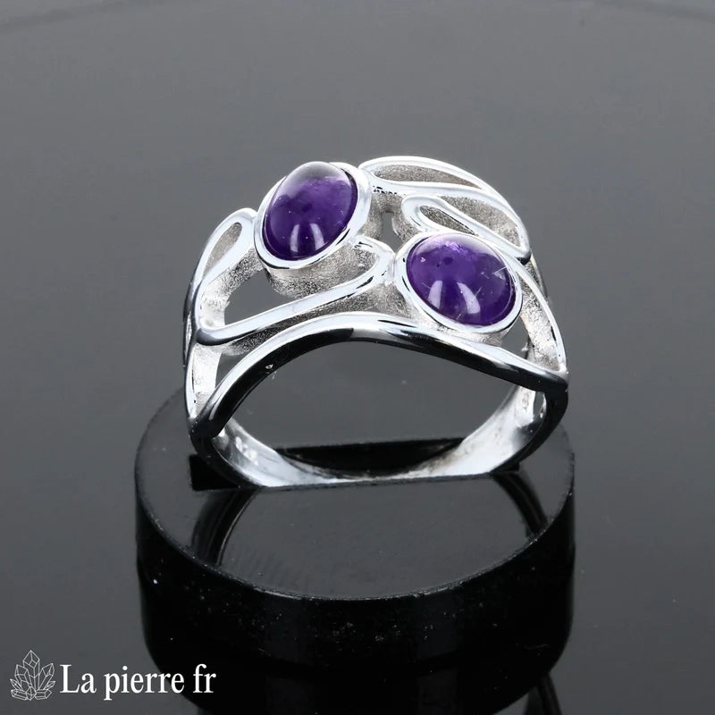 Bague pour femme en argent rhodié avec pierres naturelles améthystes (ovale et ronde) finition cabochon.