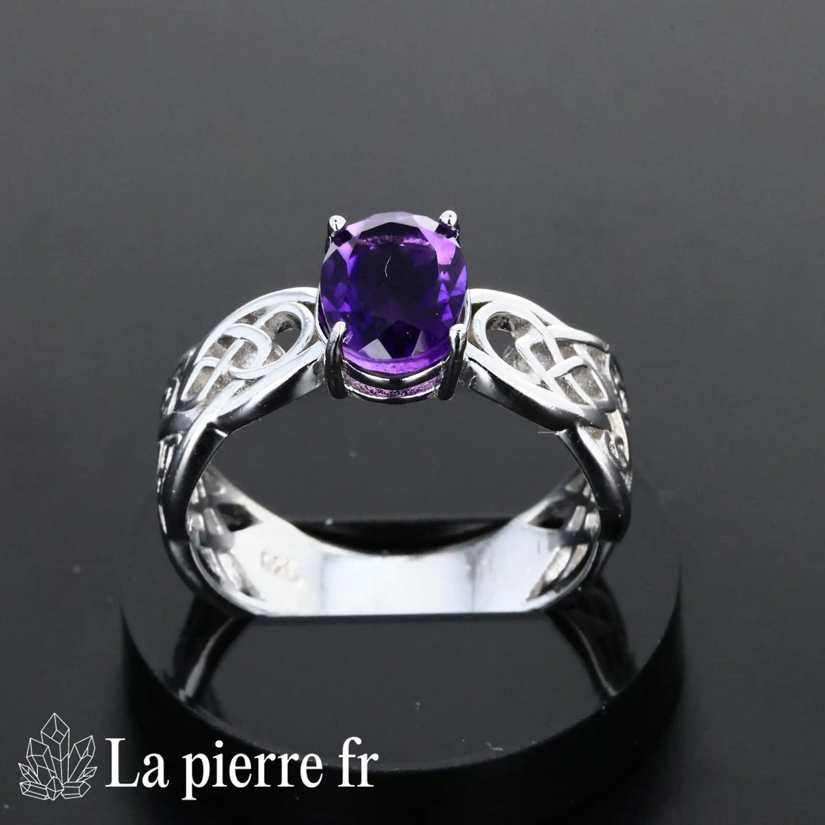Bague Améthyste facettée Cosmosia en argent rhodié portée, pierre naturelle violette pour femme