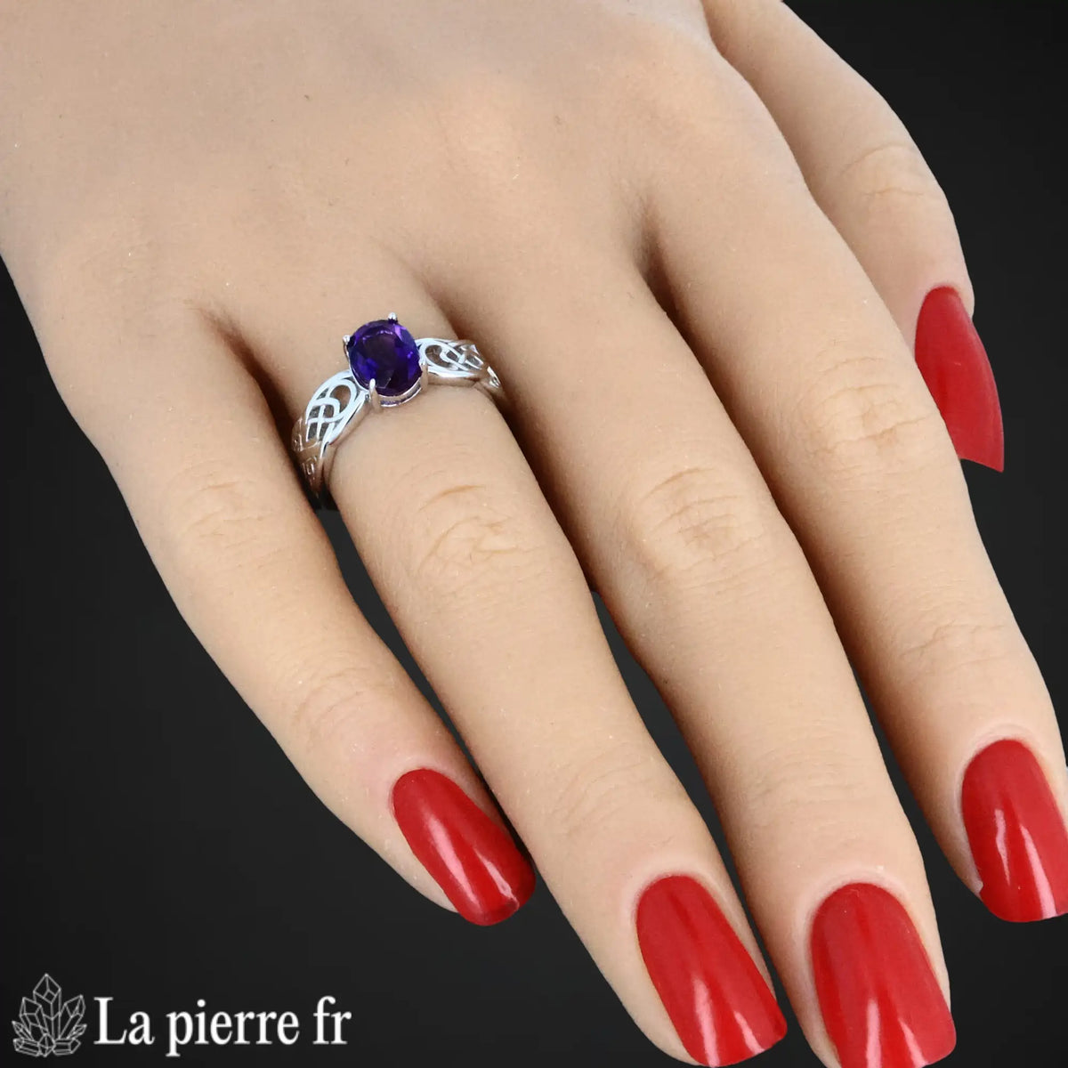 Détail de la bague Améthyste facettée Cosmosia, pierre naturelle violette sur argent 925