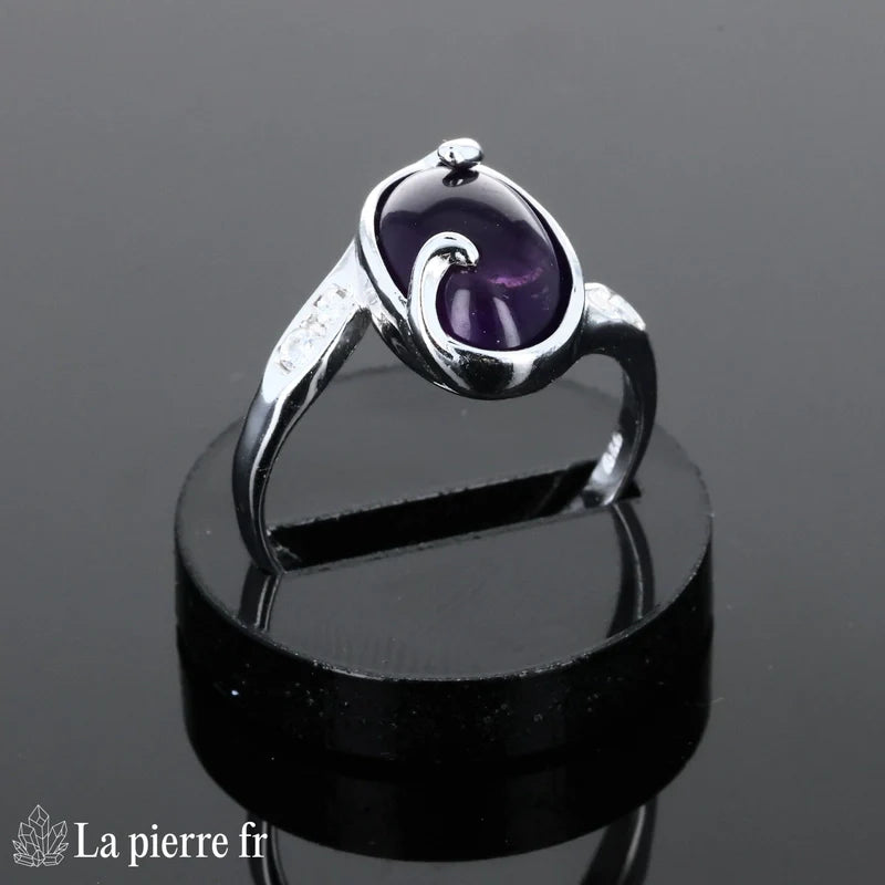 Bague pour femme en argent rhodié avec grande pierre naturelle améthyste ovale et 4 zircones.