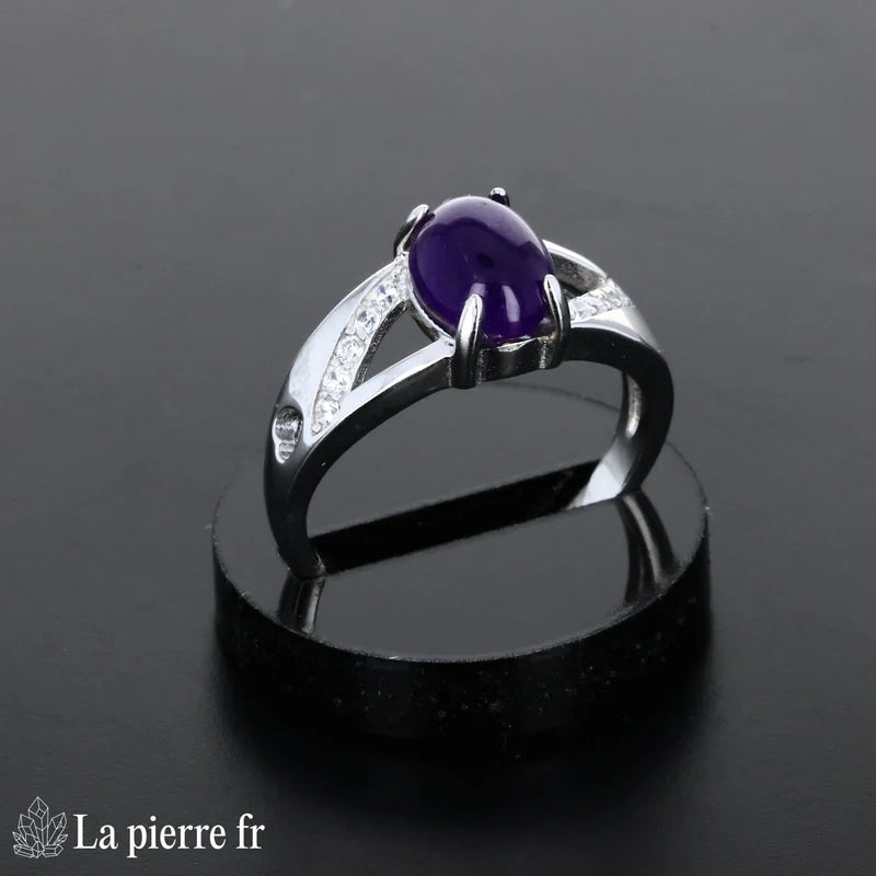 Bague pour femme en argent rhodié avec pierre naturelle améthyste ovale et 10 zircones.