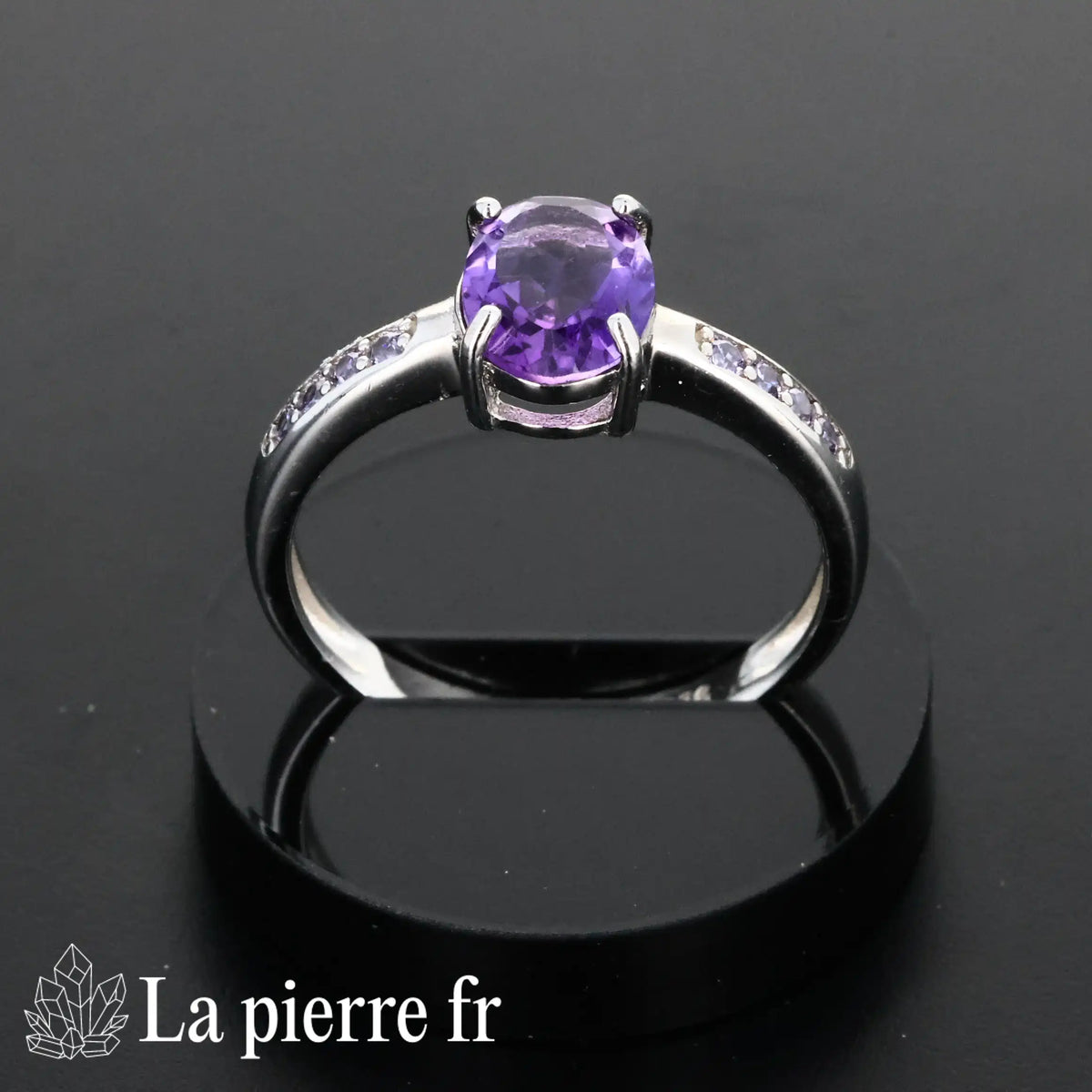 Bague Améthyste facettée Cygnea en argent rhodié portée, pierre naturelle violette pour femme