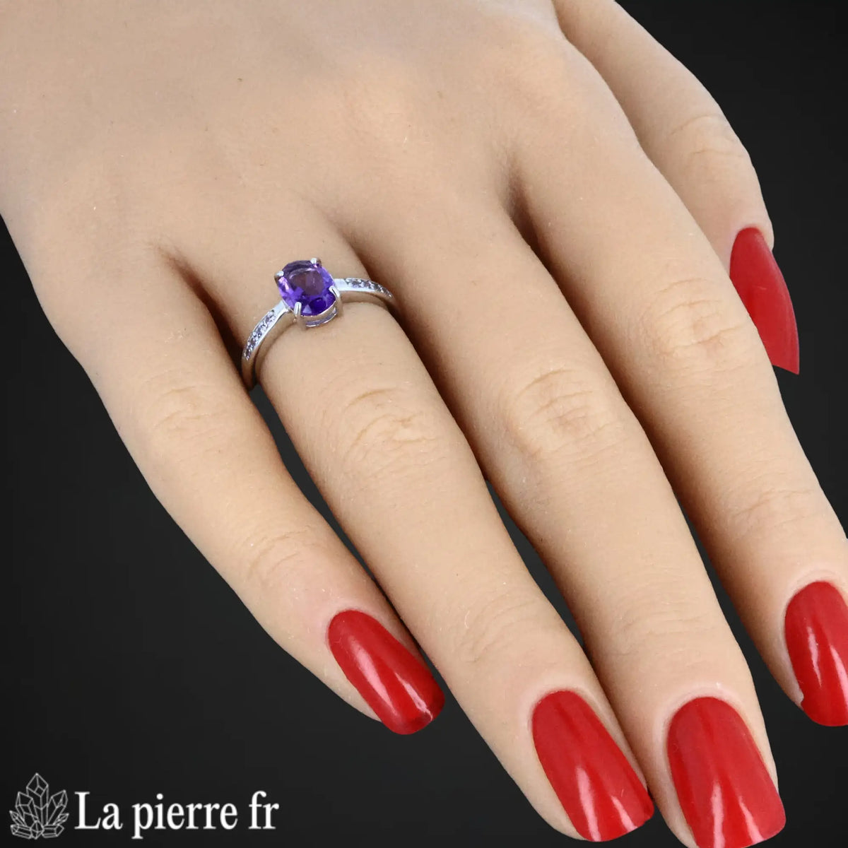 Détail de la bague Améthyste facettée Cygnea, pierre naturelle violette sur argent 925