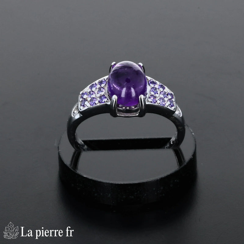 Bague pour femme en argent avec pierre naturelle améthyste ovale mesurant 7x9mm.
