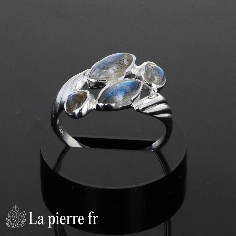 Gros plan sur la bague Labradorite en argent, pierre naturelle de protection