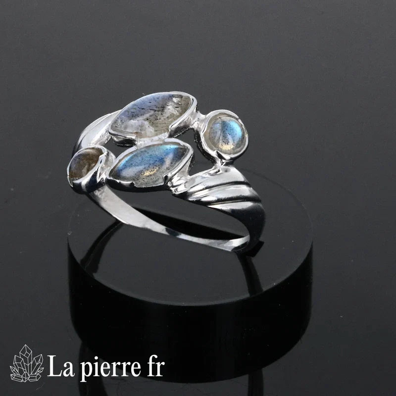 Détail de la bague Labradorite Sombrelia, pierre naturelle chatoyante sur argent