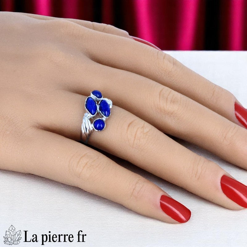 Bague Lapis Lazuli en argent rhodié portée, pierre naturelle bleu profond pour femme