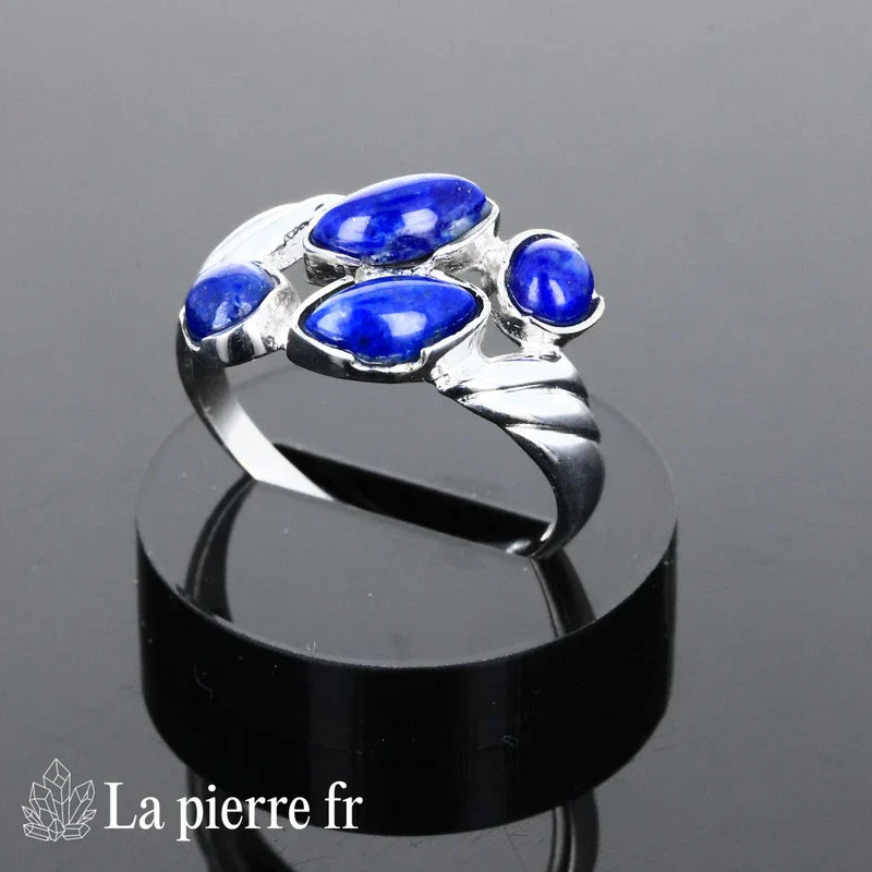 Gros plan sur la bague Lapis Lazuli en argent, pierre naturelle de sagesse
