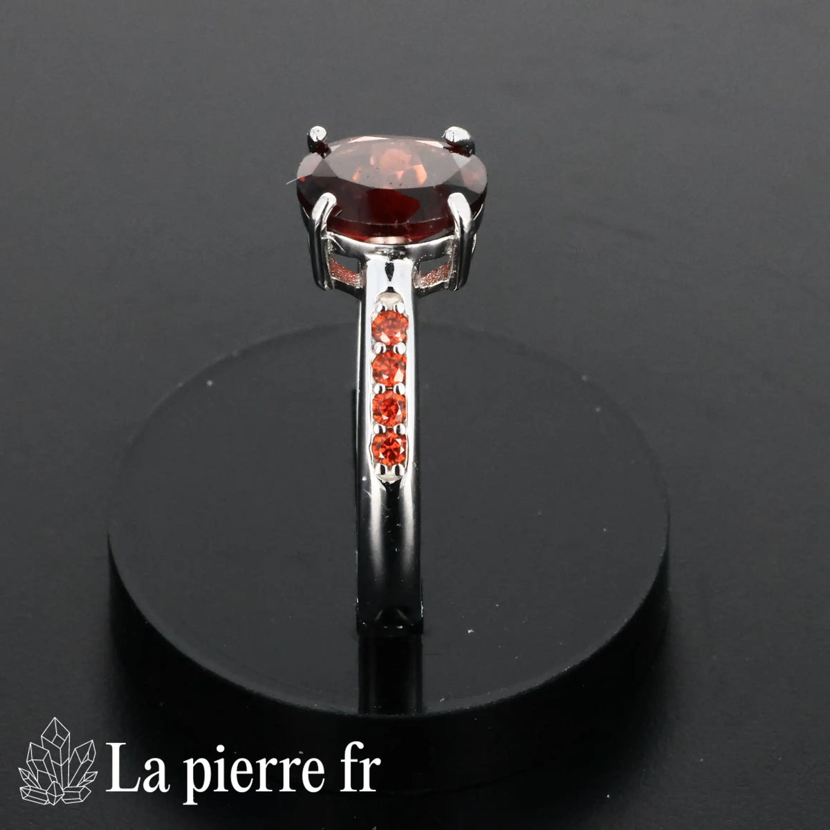 Détail de la bague Grenat facettée Tendrelle, pierre naturelle rouge sur argent 925
