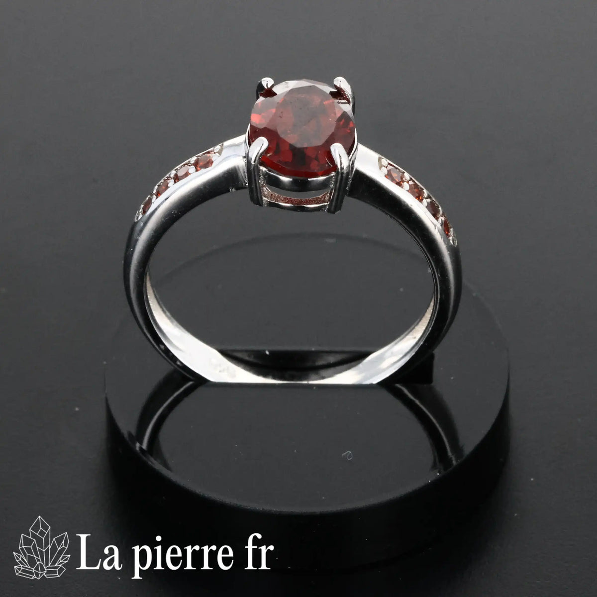Bague Grenat facettée Tendrelle en argent rhodié portée, pierre naturelle rouge pour femme