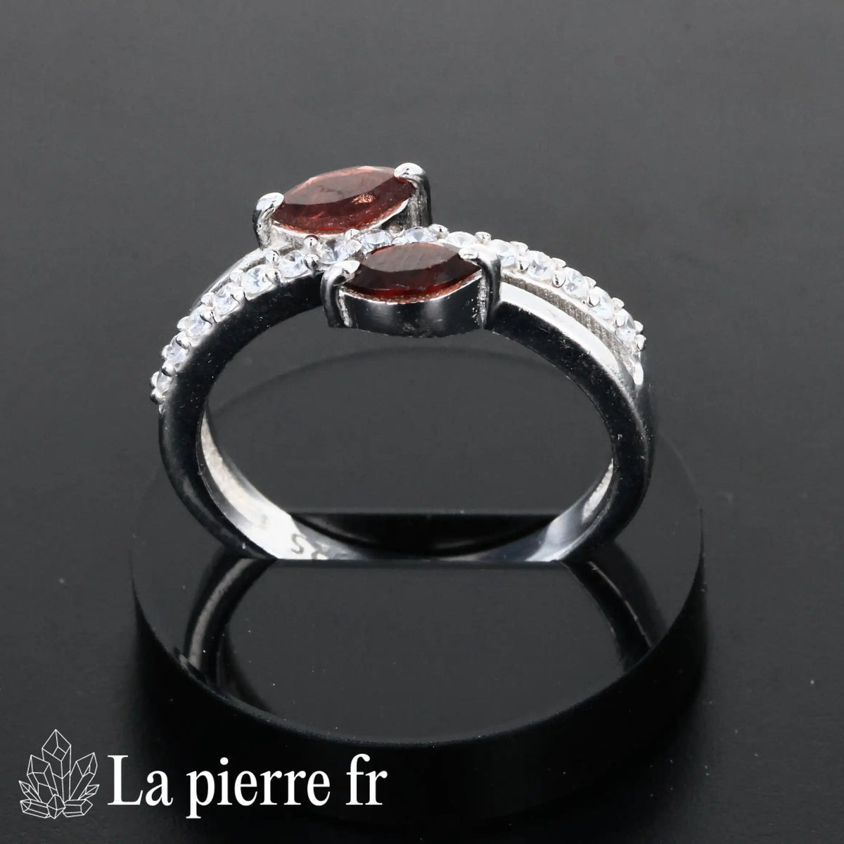 Bague Grenat facettée Azurielle en argent rhodié portée, pierre naturelle rouge pour femme