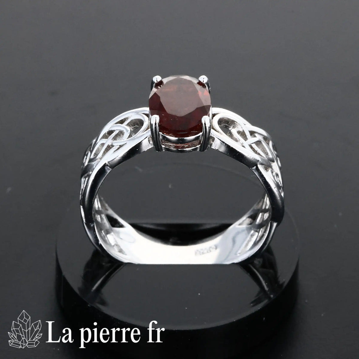 Bague Grenat facettée Douceurin en argent rhodié portée, pierre naturelle rouge pour femme