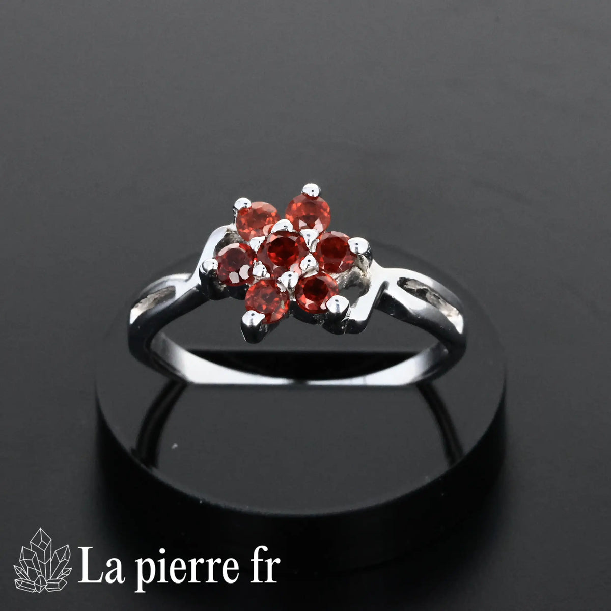 Bague Grenat facettée Scintillia en argent rhodié portée, pierre naturelle rouge pour femme