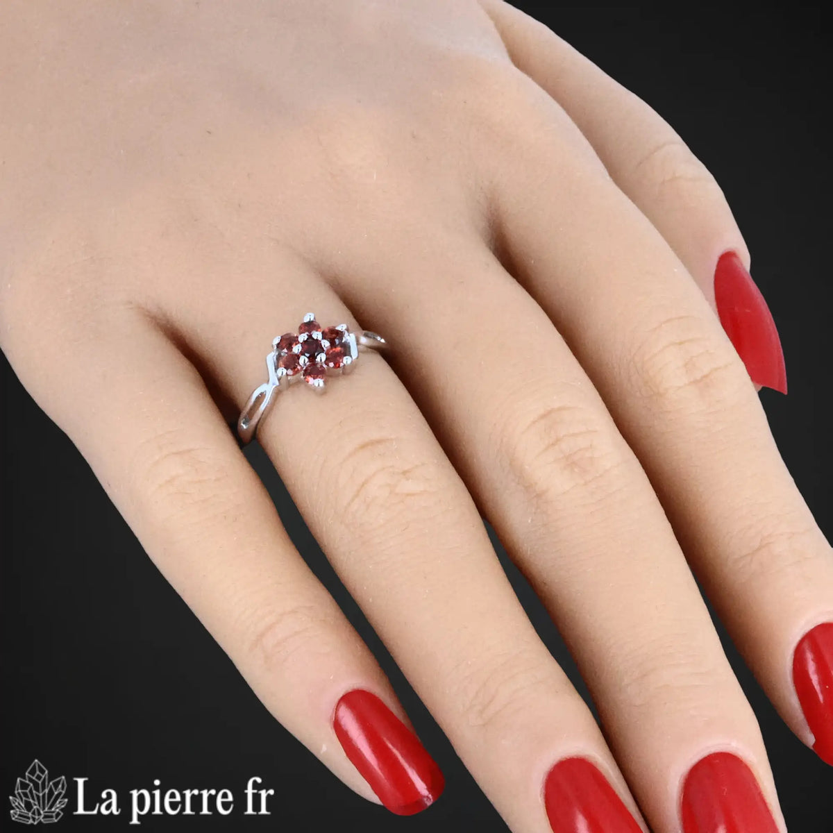 Détail de la bague Grenat facettée Scintillia, pierre naturelle rouge sur argent 925