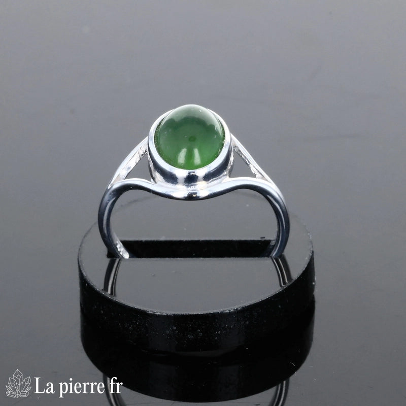 Bague pour femme en argent avec pierre naturelle Jade Vert classique 7x9mm, finition cabochon.