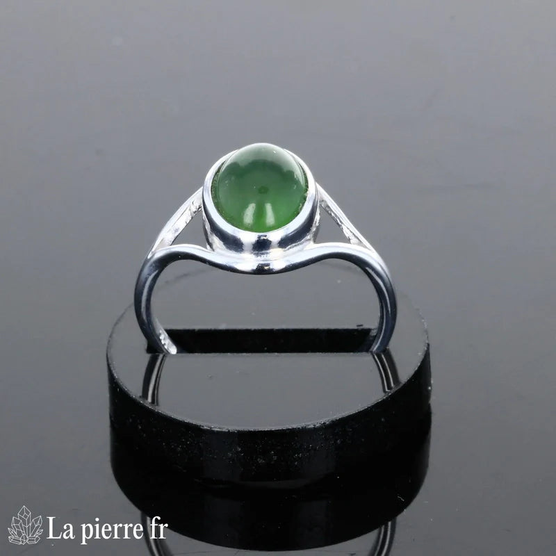 Bague pour femme en argent avec pierre naturelle Jade Vert classique 7x9mm, finition cabochon.