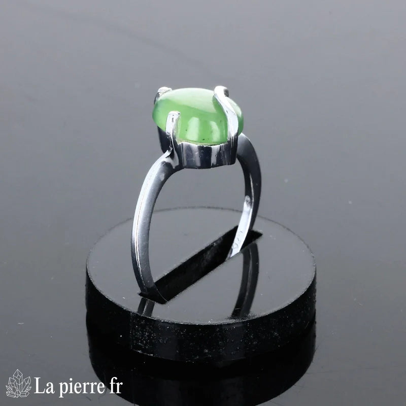 Bague pour femme en argent avec pierre naturelle Jade Vert ovale facettée 8x10mm.