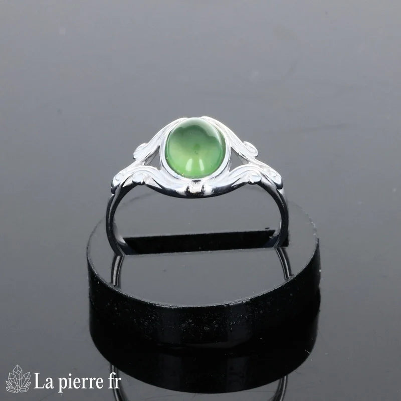 Bague vintage pour femme en argent rhodié avec pierre naturelle Jade Vert finition cabochon.