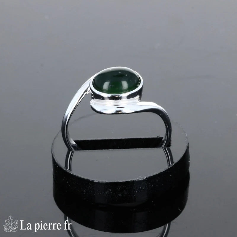 Bague pour femme en argent rhodié avec pierre naturelle Jade Vert finition cabochon.