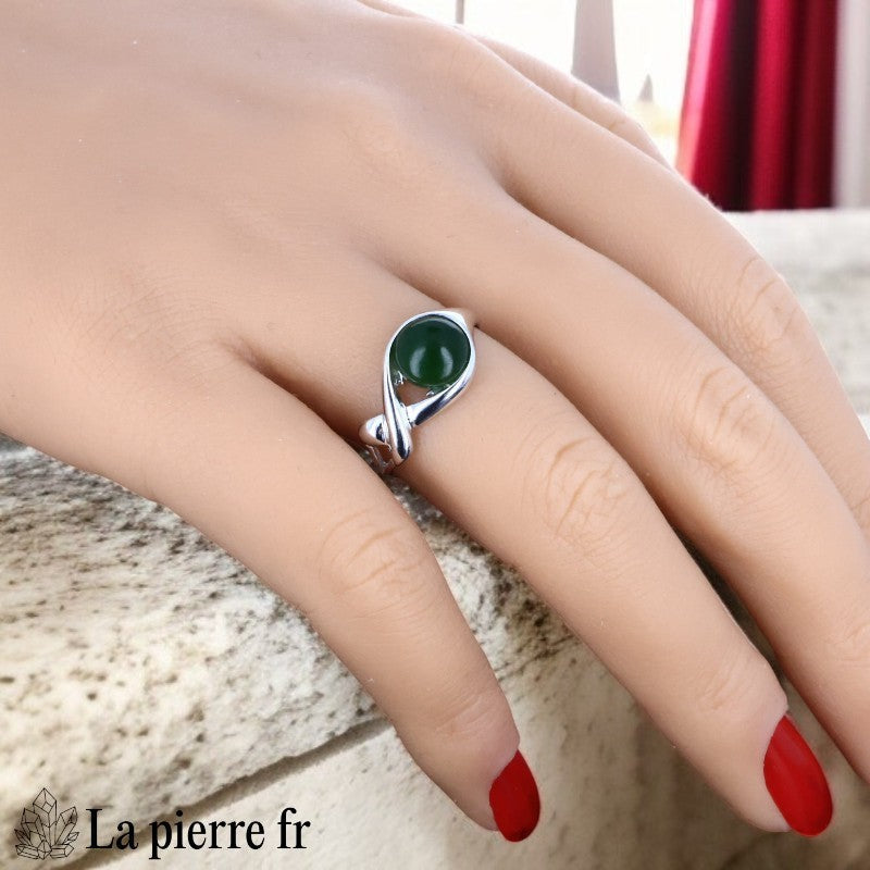 Bague pour femme en argent avec pierre naturelle Jade Vert ronde 8mm, finition cabochon.