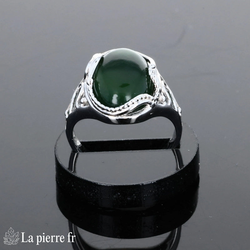 Bague vintage pour femme en argent avec pierre naturelle Jade Vert ovale 10x14mm, finition cabochon.