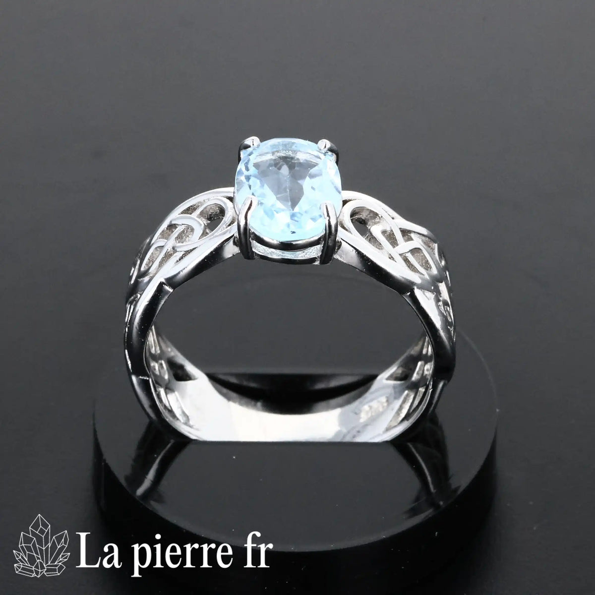 Bague Topaze Bleue facettée Lyrique en argent rhodié portée, pierre naturelle bleue pour femme
