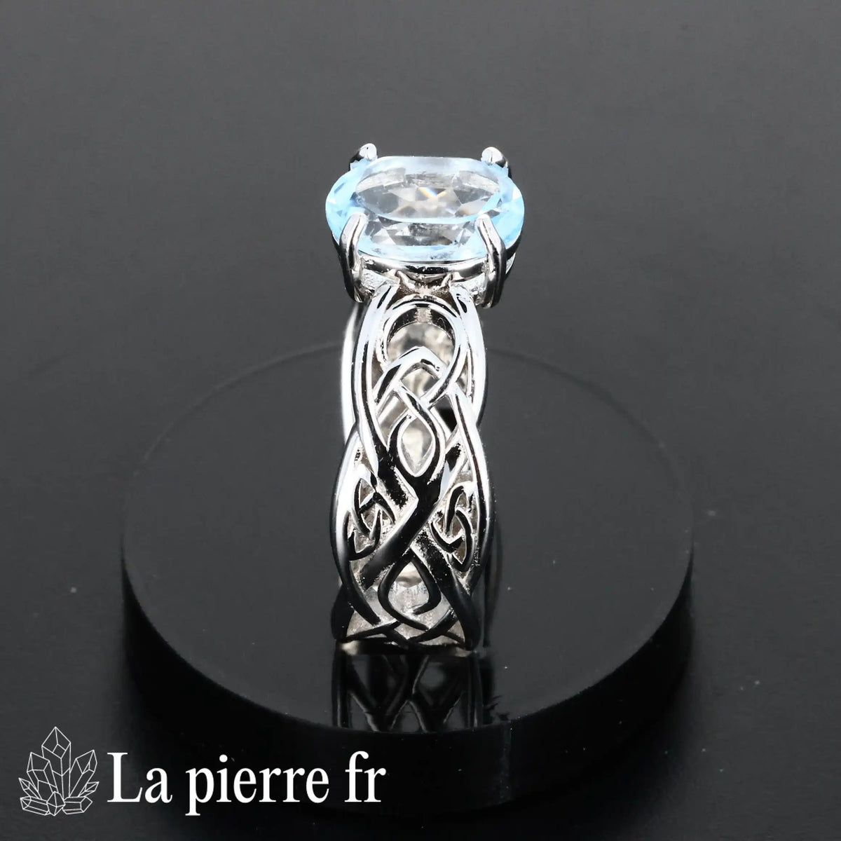 Détail de la bague Topaze Bleue facettée Lyrique, pierre naturelle bleue sur argent