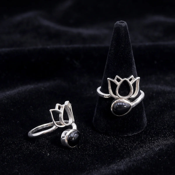 Bague pierre noire en obsidienne et argent 925, fleur de lotus sur velours noir