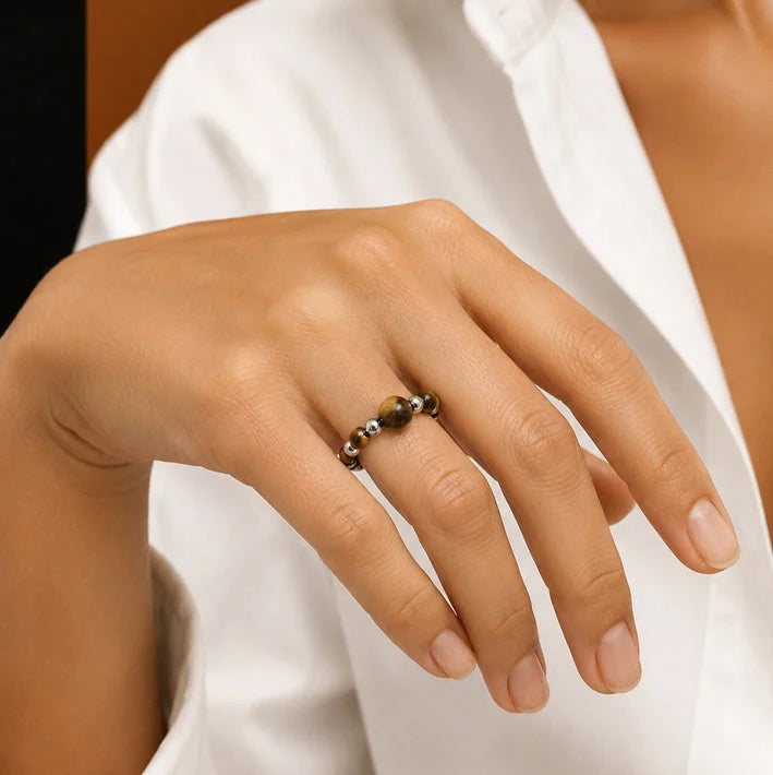 Bague œil de tigre ALÉNA® portée au doigt