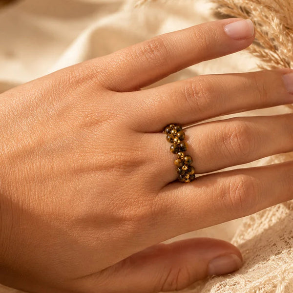 Bague œil de tigre femme MIRÉA® portée au doigt