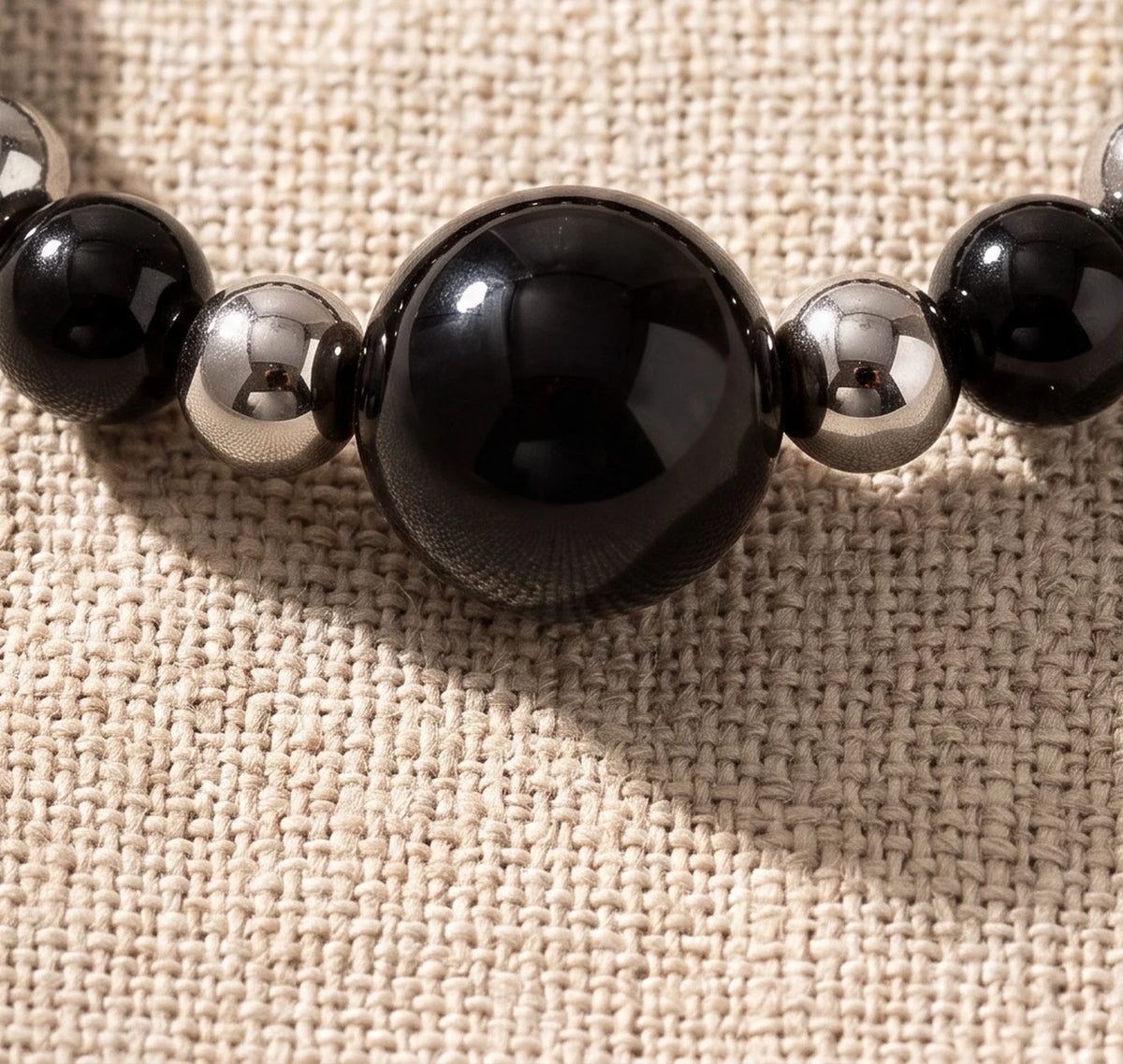 Gros plan sur les perles d'onyx de la bague élastique ALÉNA®