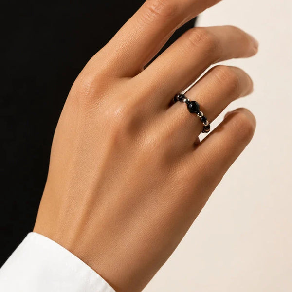 Bague onyx ALÉNA® portée au doigt