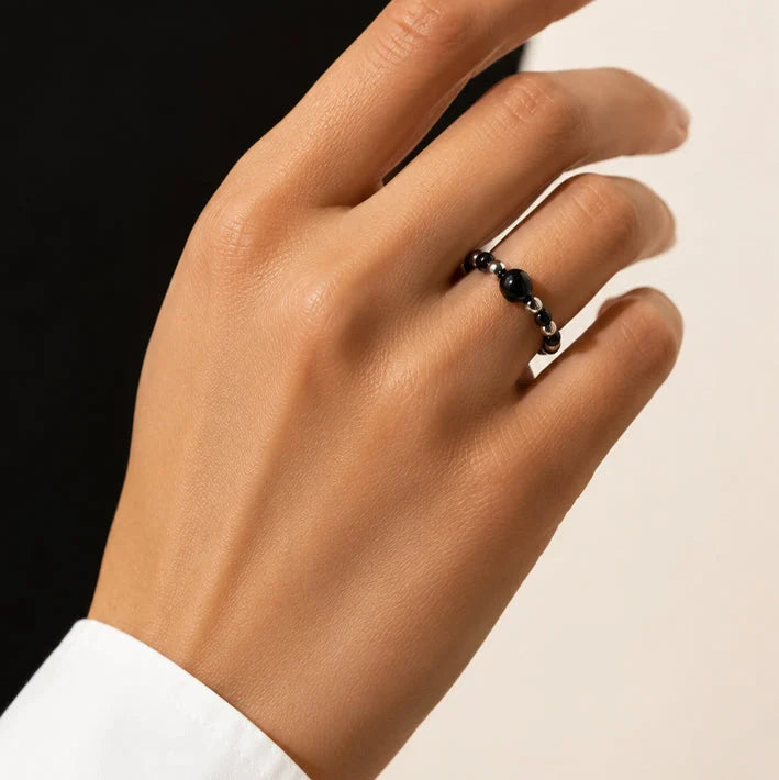Bague onyx ALÉNA® portée au doigt