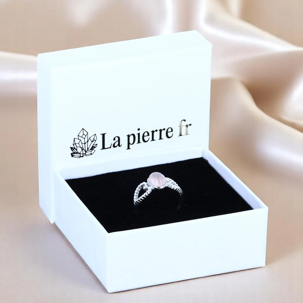 Bague pierre quartz rose Cœur Ajouré présentée dans son écrin, argent rhodié
