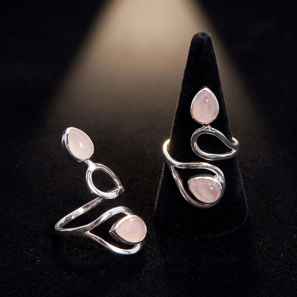 Bague pierre rose en quartz rose et argent 925, deux gouttes sur velours noir