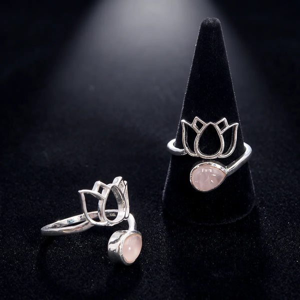 Bague pierre rose en quartz rose et argent 925, fleur de lotus sur velours noir
