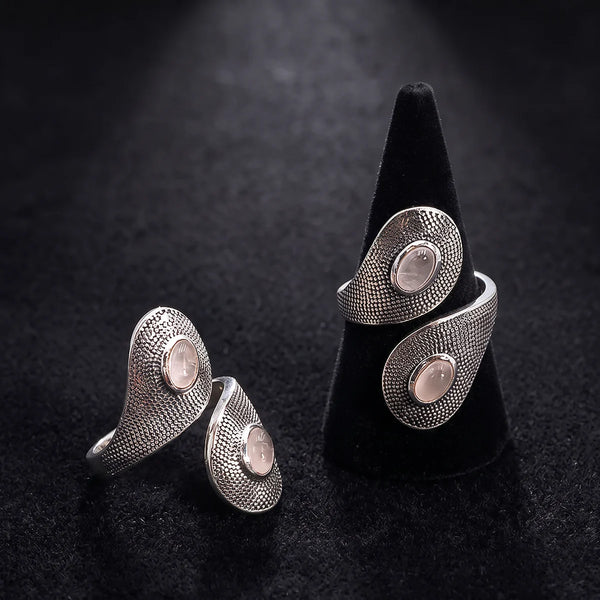 Bague pierre rose en quartz rose et argent 925, deux cabochons sur cône de velours noir