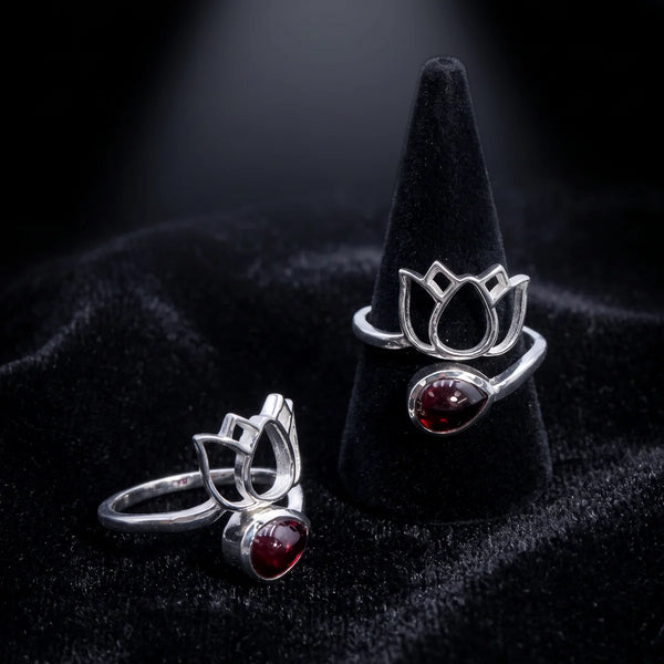 Bague pierre rouge en grenat rhodolite et argent 925, fleur de lotus sur velours noir