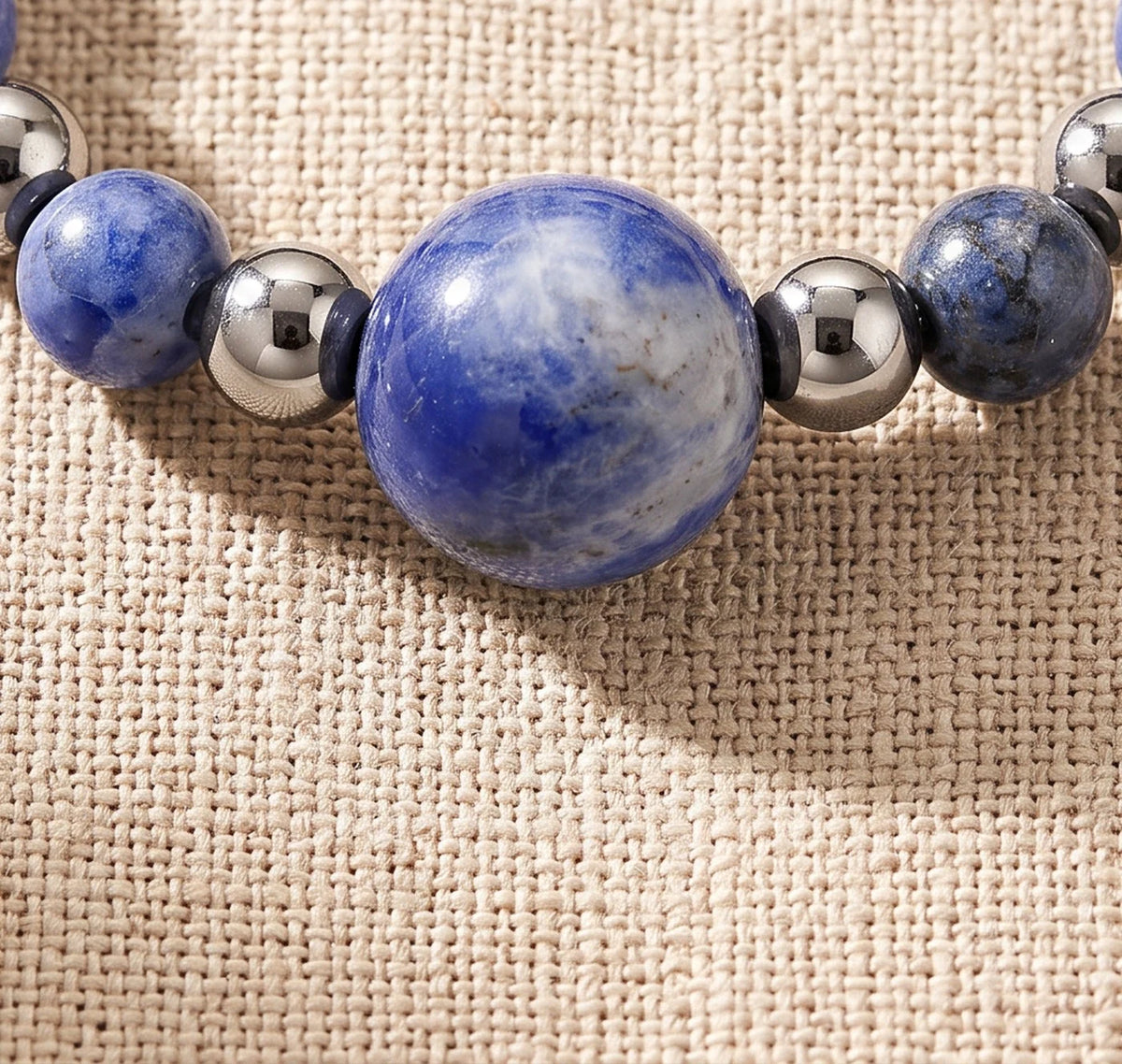 Gros plan sur les perles de sodalite de la bague élastique ALÉNA®