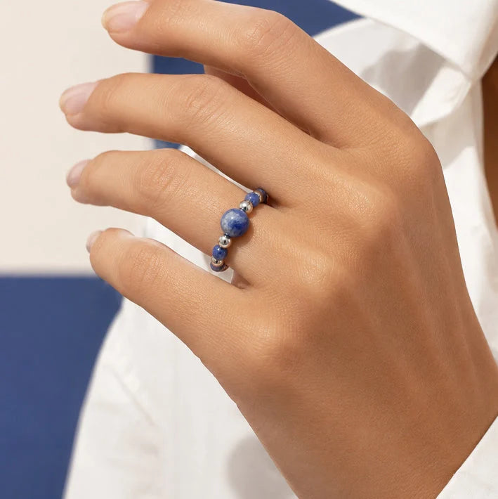 Bague sodalite ALÉNA® portée au doigt
