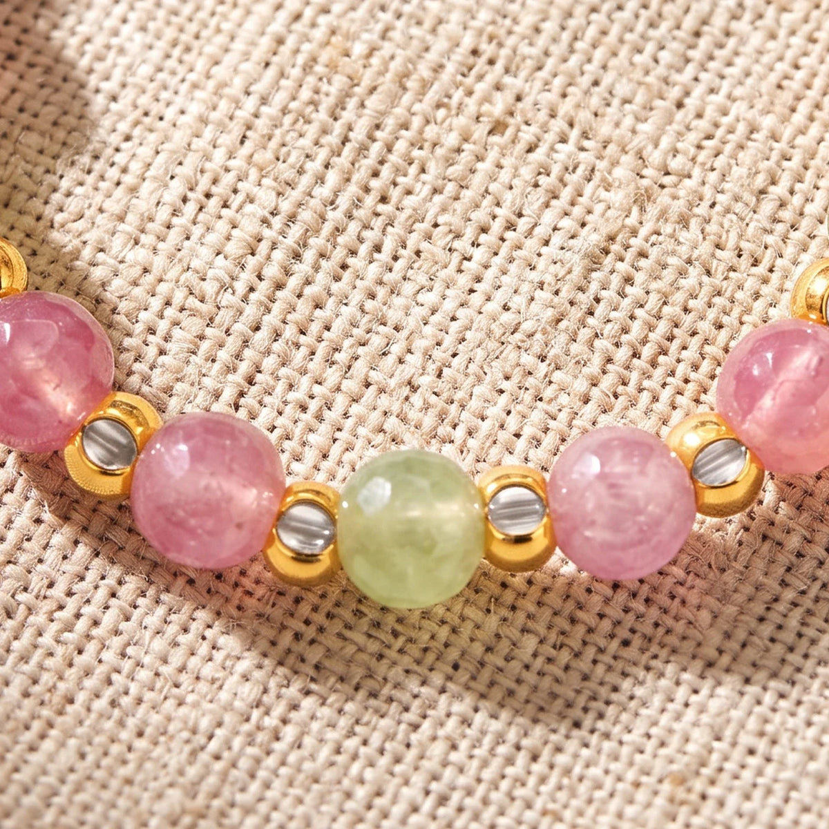 Gros plan sur les perles de tourmaline multicolore de la bague élastique MIRÉA®