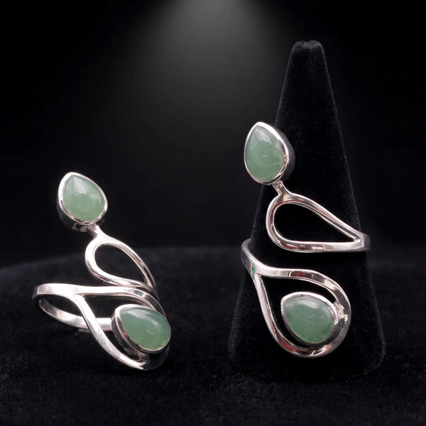 Bague pierre verte en aventurine et argent 925, deux gouttes sur cône de velours noir