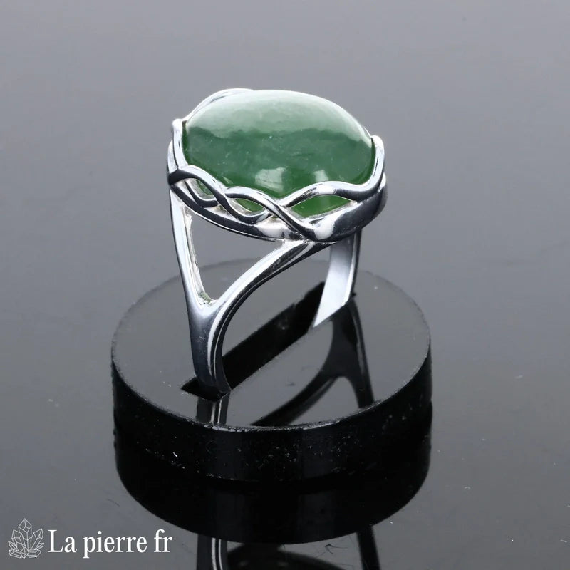 Grande bague moderne pour femme en argent rhodié avec pierre Jade Vert de couleur verte naturelle, ovale 12x16mm.
